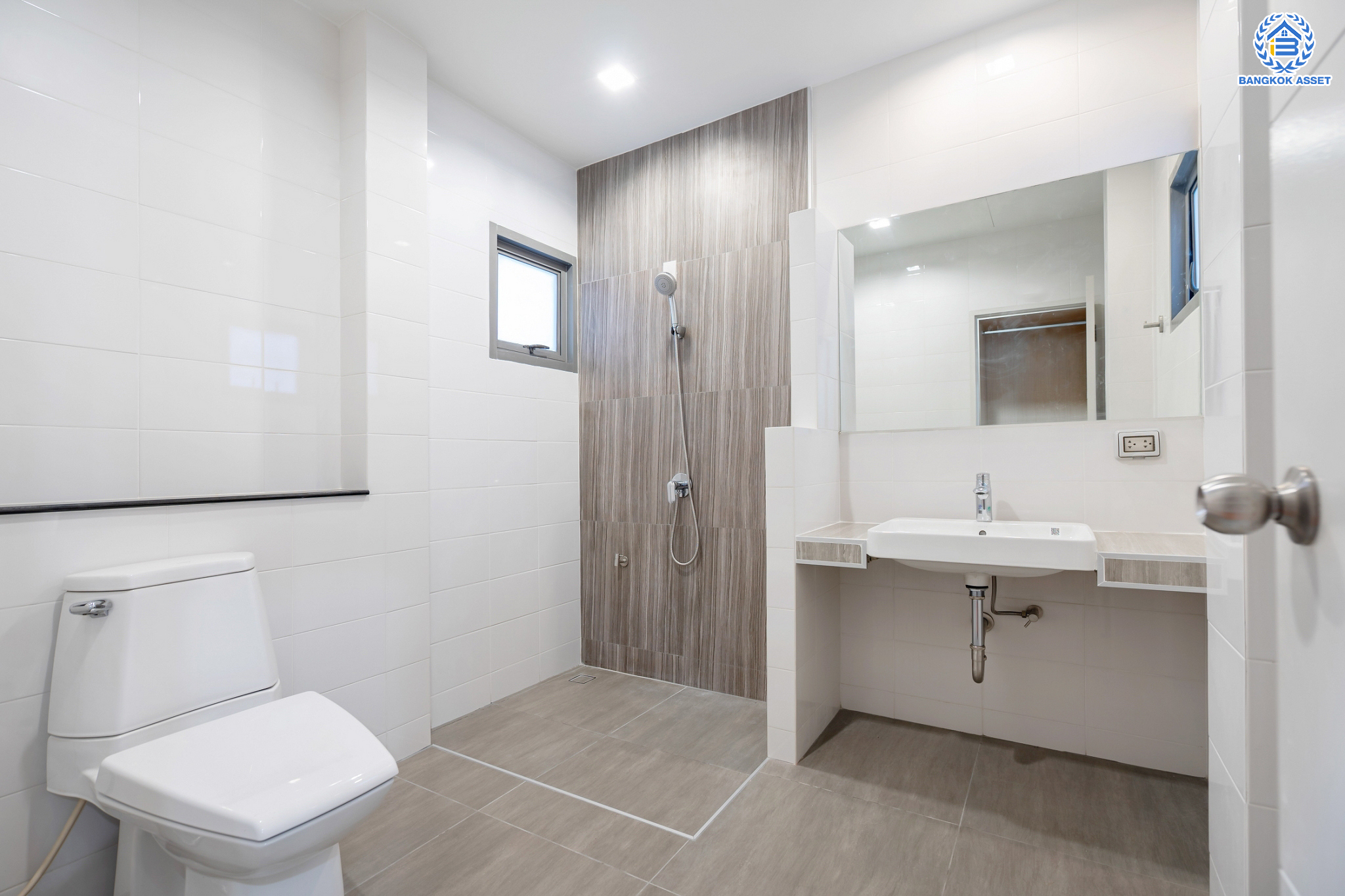 บ้านมือสองตกแต่งใหม่ ม.เพอร์เฟคเพลส แจ้งวัฒนะ บ้านเดี่ยวหลังใหญ่ เนื้อที่ 61.9 ตร.ว. ฟังก์ชัน 3 ห้องนอน 4 ห้องน้ำ 1 ห้องแม่บ้าน จอดรถได้ 2 คัน รองรับทุกการอยู่อาศัย บนทำเลศักยภาพ ใกล้เซ็นทรัลแจ้งวัฒนะ ทางด่วน และรถไฟฟ้าสายสีชมพู "สถานีแยกปากเกร็ด"